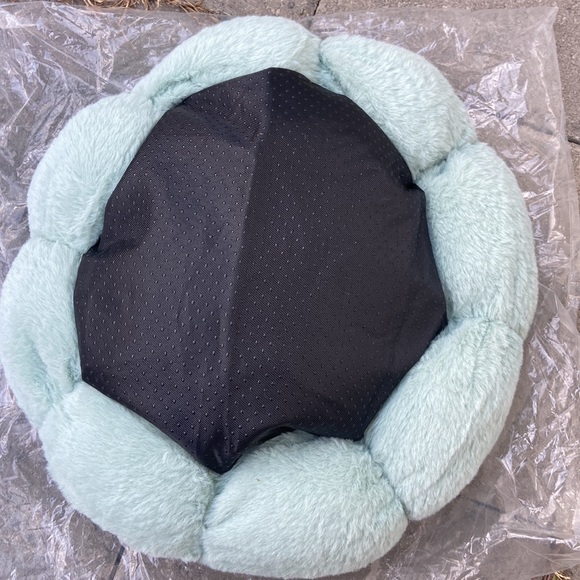 Small green flower pet bed NIP - Picture 3 of 6